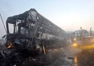 Yamuna Expressway पर स्लीपर बस में भीषण आग, 9 यात्रियों की मौत; ड्राइवर-कंडक्टर हिरासत में