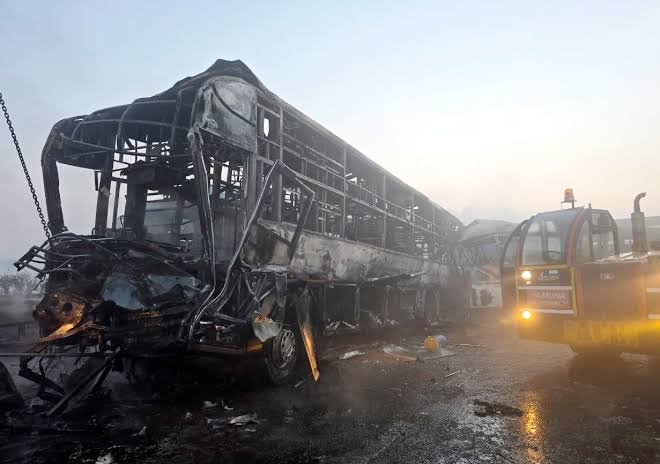 Yamuna Expressway पर स्लीपर बस में भीषण आग, 9 यात्रियों की मौत; ड्राइवर-कंडक्टर हिरासत में