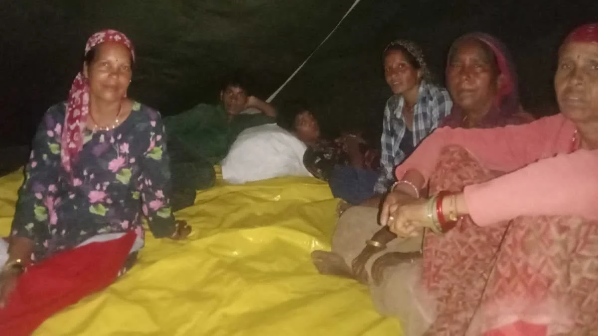 Chamoli के सिमल्ट गांव में भूस्खलन से पुश्तैनी मकानों में दरारें, 4 परिवार टेंट में रहने को मजबूर