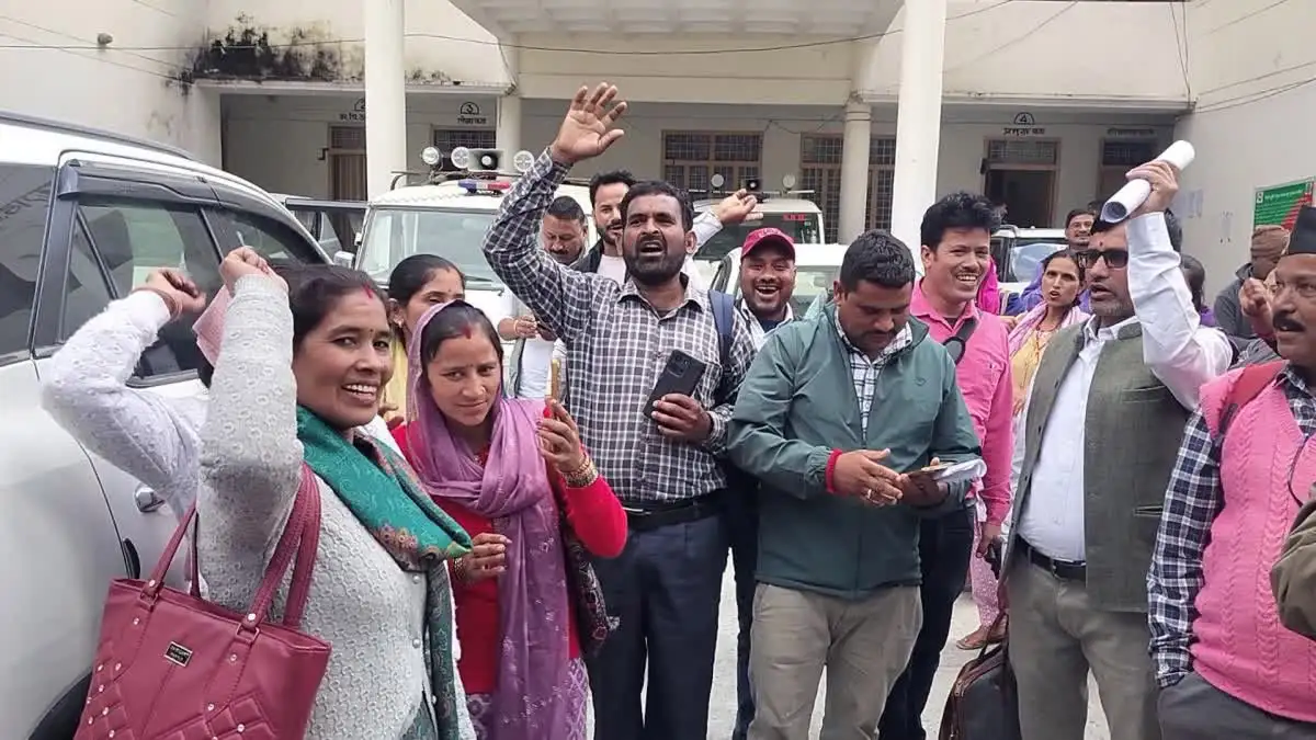 Chamoli : नारायणबगड़ में 10 सूत्रीय मांगों को लेकर ग्राम प्रधानों का हंगामा, BDC बैठक का बहिष्कार; चुनाव बहिष्कार की चेतावनी