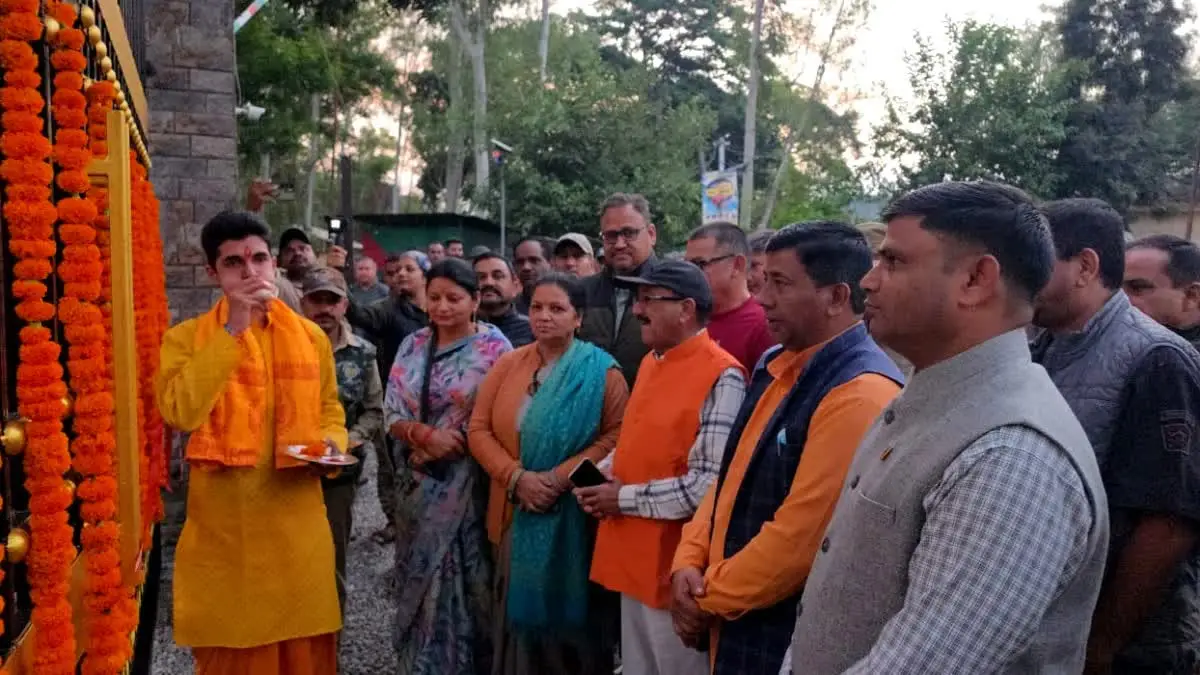 Corbett का बिजरानी जोन खुलते ही पर्यटकों की उमड़ी भीड़, पहले दिन सुबह-शाम की सभी सफारी बुक