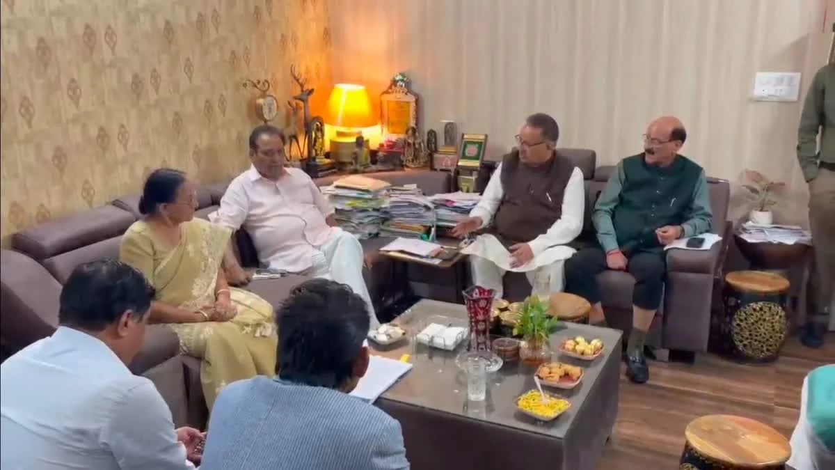 Dehradun में हजारों दुकानदारों पर रोजगार का संकट, आवासीय भवनों में कारोबार पर कार्रवाई की तैयारी