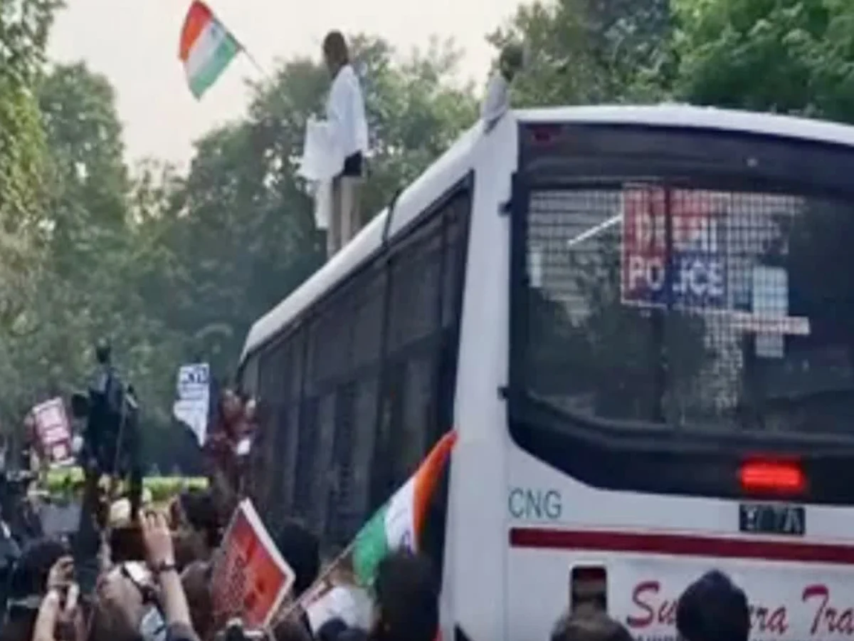 Delhi में SIR के विरोध में युवाओं का प्रदर्शन, मुख्य चुनाव आयुक्त ज्ञानेश कुमार के इस्तीफे की मांग; कई प्रदर्शनकारी हिरासत में