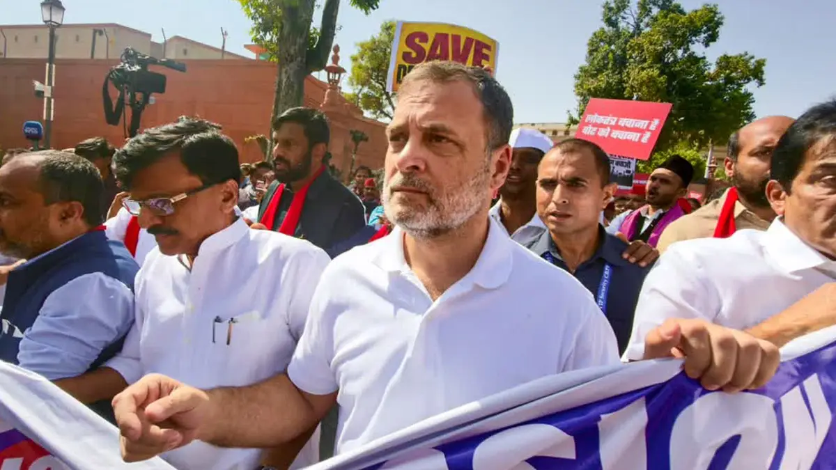ECI मार्च पर रोके गए राहुल गांधी-खड़गे समेत विपक्षी सांसद, ज्ञानेश कुमार के इस्तीफे की मांग पर धरना