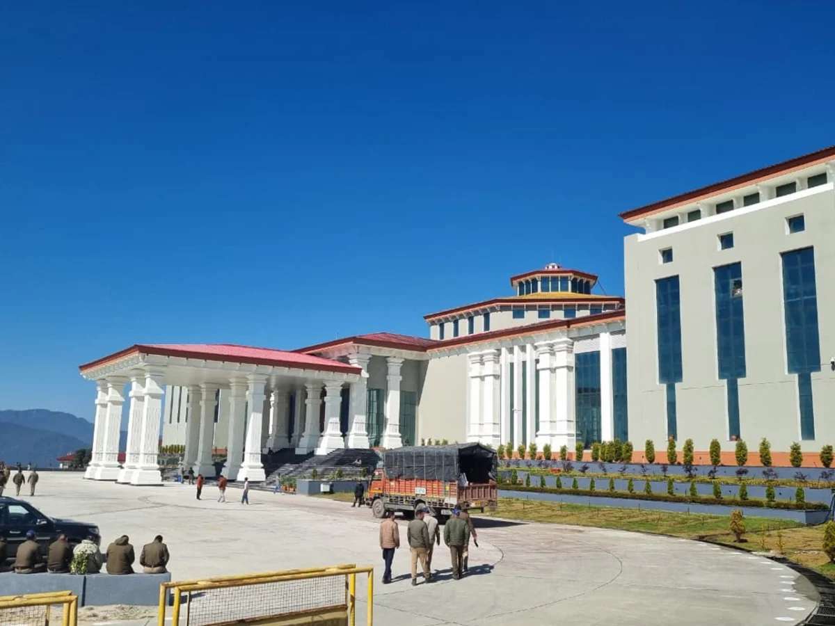 Gairsain विधानसभा सत्र के पहले दिन प्रदर्शन, प्रधान संगठन और UKD ने उठाईं मांगें; सड़क पर लगा जाम