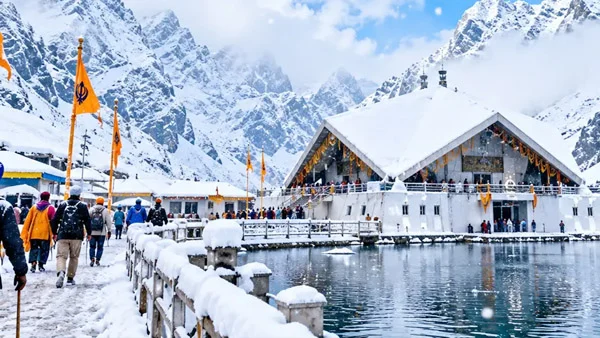 Hemkund Sahib में सीजन की तीसरी बर्फबारी, कल बंद होंगे कपाट; उत्तराखंड में बारिश से गिरा तापमान