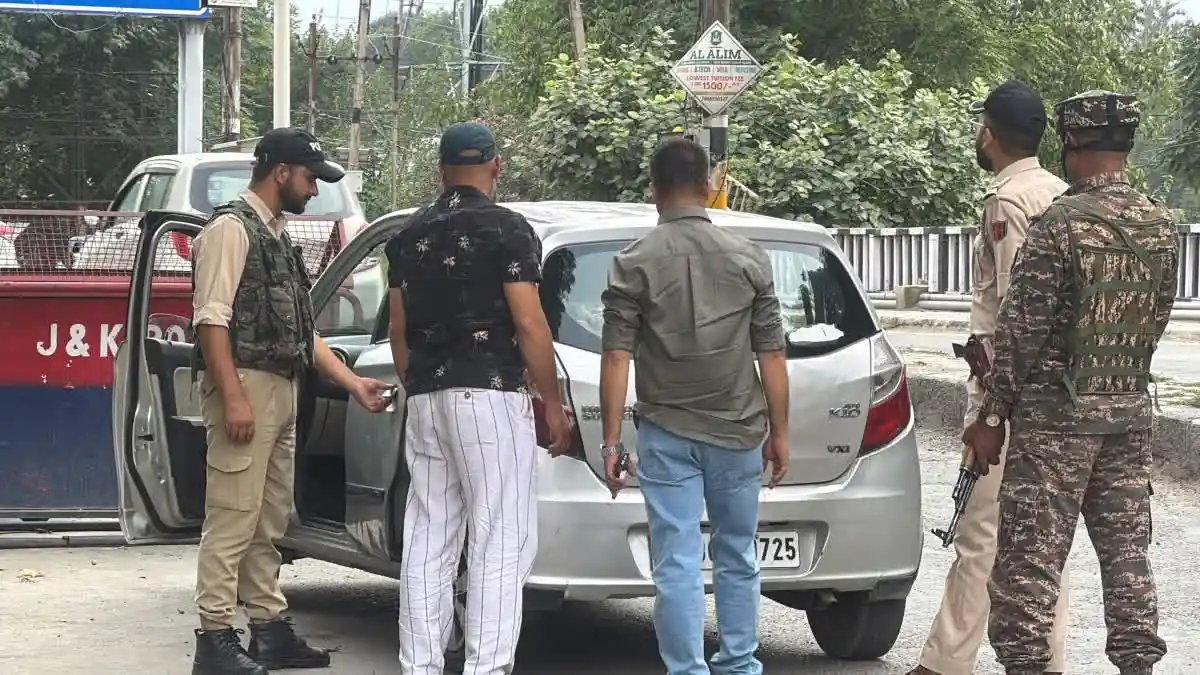 Kashmiri पंडित राकेश हांडू गिरफ्तार, धमकी भरे पोस्टर फैलाने के आरोप में 5 दिन की पुलिस कस्टडी