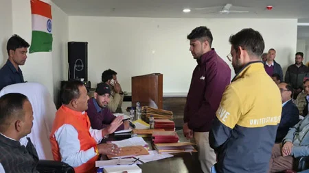 Mussoorie में सफाई कर्मचारियों के हक पर सख्त हुआ आयोग, गैरहाजिर अधिकारियों को नोटिस और कर्मचारियों के PF की जांच के निर्देश