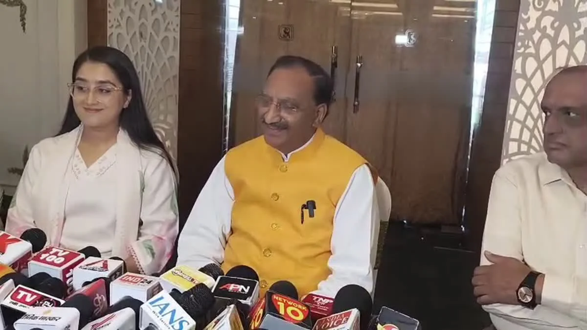 Ramesh Pokhriyal : साइडलाइन किए जाने के सवाल पर रमेश पोखरियाल निशंक का जवाब, बोले- ‘मैं हमेशा मेन लाइन में रहता हूं’