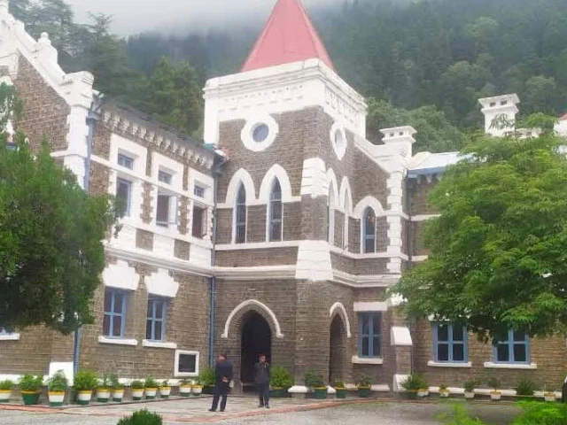 Uttarakhand हाईकोर्ट से नर्सिंग कॉलेज को राहत, एसेंशियल सर्टिफिकेट रद्द करने के आदेश पर रोक
