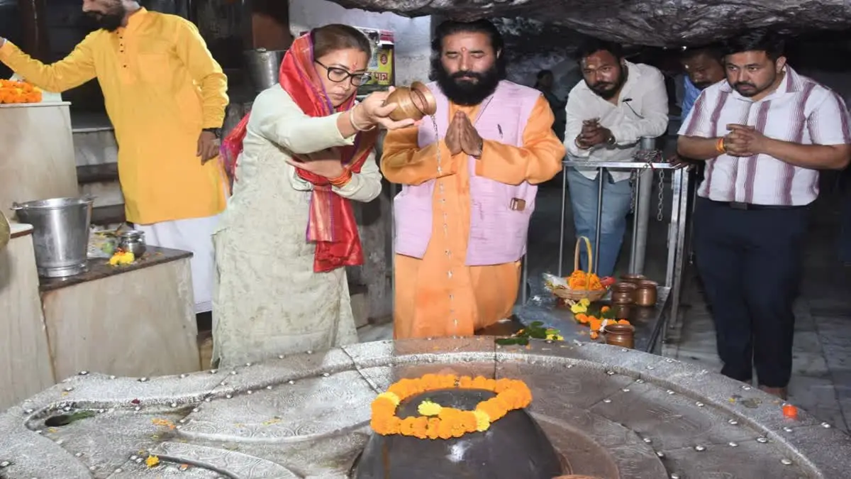 Uttrakhand अस्पताल से छुट्टी मिलते ही टपकेश्वर मंदिर पहुंचीं मंत्री रेखा आर्या, दुर्गाष्टमी पर की पूजा-अर्चना